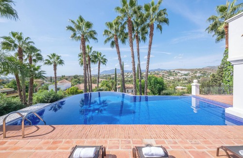 New Golden Mile Villa | Villa de luxe Sildavia avec piscine, jardin, terrasse, balcon, climatisation et Wifi.