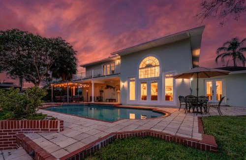 Bay Crest Park Maison | Luxury Villa - Waterfront 5BR with kayaks