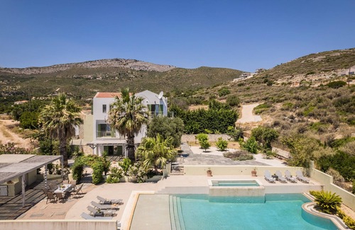 Skala Villa | Villa de luxe avec jacuzzi, piscine à débordement et spectaculaire sur la mer et vue sur la montagne