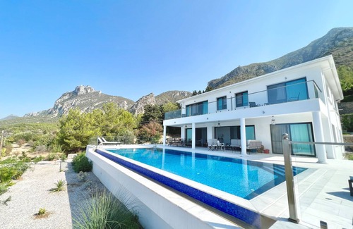 Karaman Villa | Villa de luxe avec piscine privée et vues spectaculaires