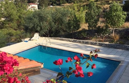 Karaman Villa | Villa de luxe avec piscine privée vue imprenable sur la montagne et la mer
