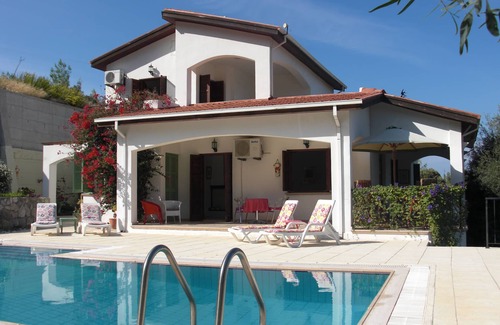 Karaman Villa | Villa de luxe avec piscine privée vue imprenable sur la montagne et la mer