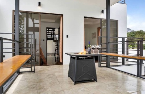 Villa Bonita Cabine | Luxury Volcano View! Private Pool & BBQ!