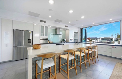Pelican Waters Maison | Luxury Waterfront 6 Bedroom Escape on Canal