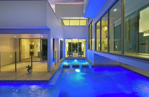 Pelican Waters Maison | Luxury Waterfront 6 Bedroom Escape on Canal