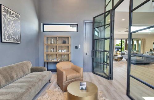 Horseshoe Bay Maison | Luxury waterfront Villa Heated pool and sauna