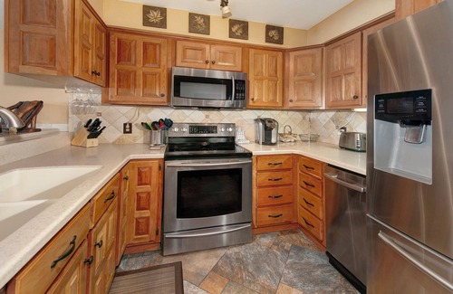 Dillon Copropriété | Luxury Waterfront Condo on Lake Dillon, Views, Pool, Hot tub, Walk to Lake