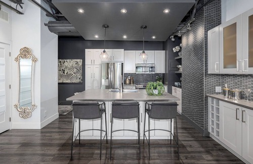 Kelowna Central Business District Hôtel | Luxury Waterfront - Downtown - Gorgeous Interior!