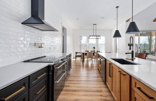 Mineral Maison | Luxury Waterfront: game room, hot tub, boat dock