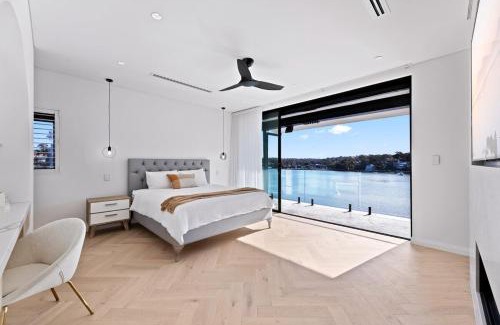 Kangaroo Point Maison | Luxury Waterfront on aerbnb b00k there ONLY