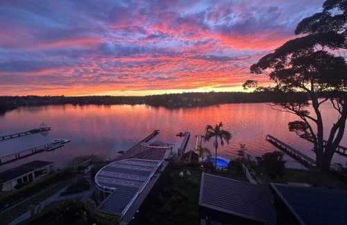 Kangaroo Point Maison | Luxury Waterfront on aerbnb b00k there ONLY