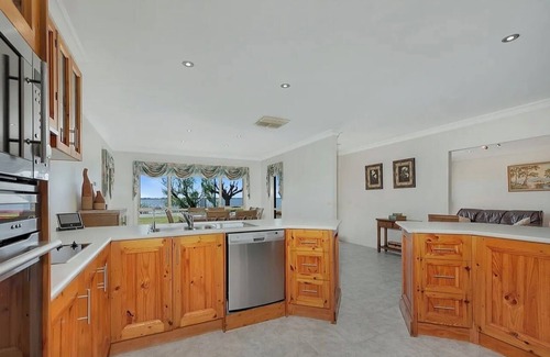 Yarrawonga Maison | Luxury Waterfront Pet Friendly Accomodation.