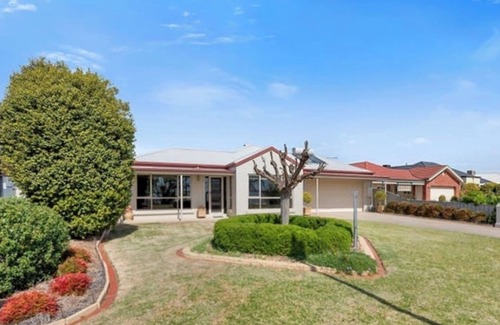 Yarrawonga Maison | Luxury Waterfront Pet Friendly Accomodation.