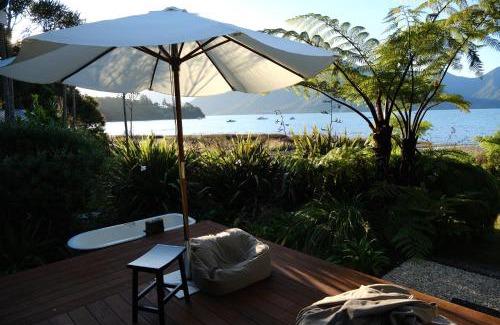Moetapu Bay Maison | Luxury Waterfront Retreat at Mahau Sound