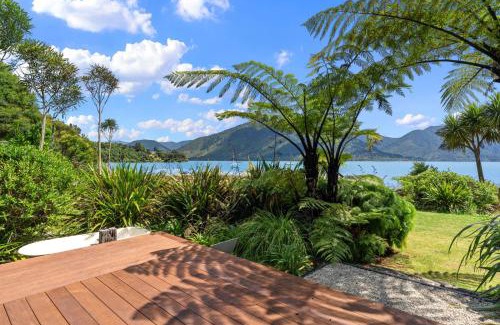 Moetapu Bay Maison | Luxury Waterfront Retreat at Mahau Sound