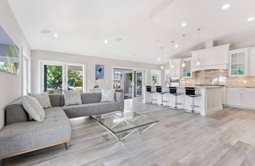 Pompano Isles Maison | "Luxury waterfront mansion with large pool" Near clear water & sandy beaches !