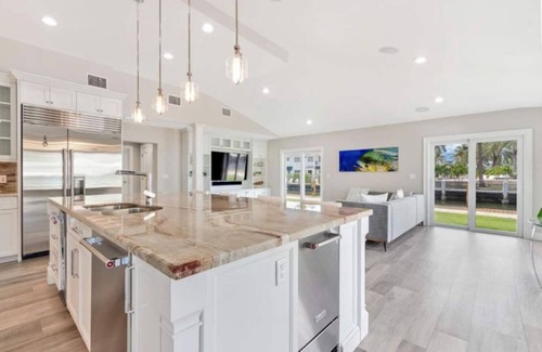 Pompano Isles Maison | "Luxury waterfront mansion with large pool" Near clear water & sandy beaches !
