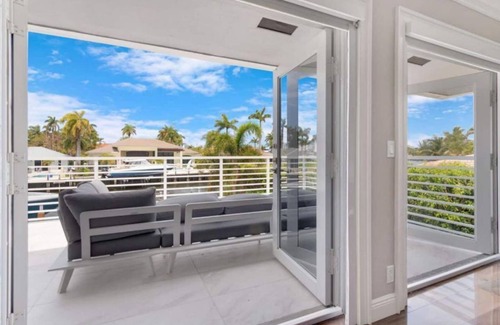 Pompano Isles Maison | "Luxury waterfront mansion with large pool" Near clear water & sandy beaches !