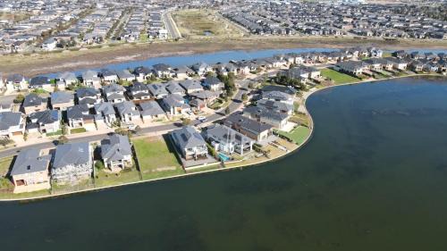 Sanctuary Lakes Maison | Luxury Waterfront Villa BBQ Cafe WiFi Great Views 5BRM