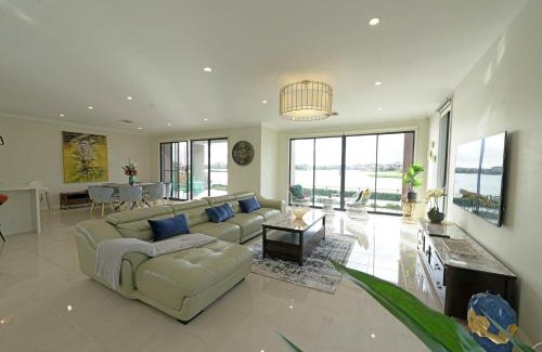 Sanctuary Lakes Maison | Luxury Waterfront Villa BBQ Cafe WiFi Great Views 5BRM