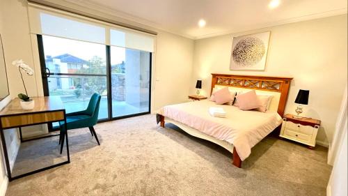 Sanctuary Lakes Maison | Luxury Waterfront Villa BBQ Cafe WiFi Great Views 5BRM