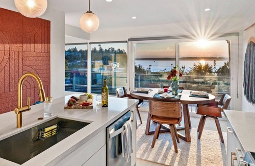 Sunset Hill Copropriété | Luxury Waterview Home l Work-Friendly Retreat