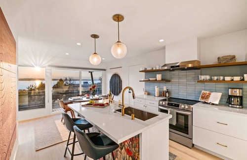 Sunset Hill Copropriété | Luxury Waterview Home l Work-Friendly Retreat