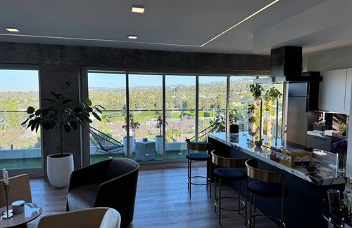The Flats Copropriété | Luxury WeHo Condo w/Epic Views, Rooftop Pool & Valet