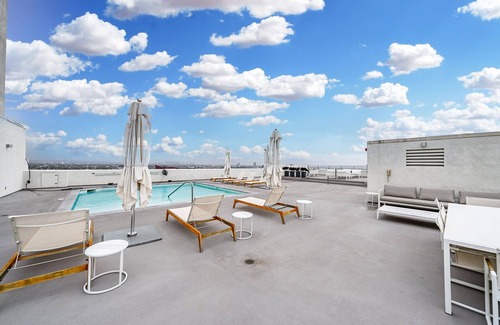 The Flats Copropriété | Luxury WeHo Condo w/Epic Views, Rooftop Pool & Valet
