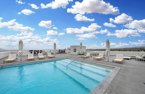 The Flats Copropriété | Luxury WeHo Condo w/Epic Views, Rooftop Pool & Valet