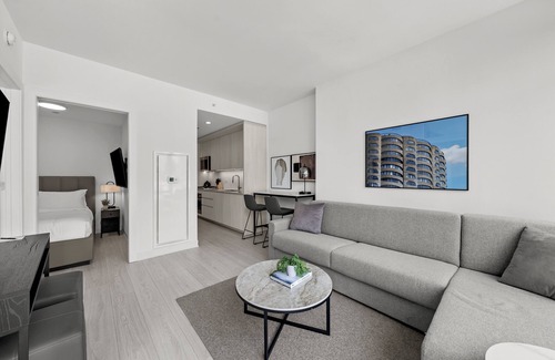 West Loop Appartement | Luxury West Loop Rentals: Modern Suites w/ City Views & Resort Amenities