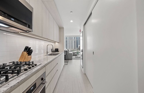West Loop Appartement | Luxury West Loop Rentals: Modern Suites w/ City Views & Resort Amenities