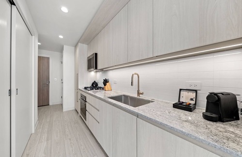 West Loop Appartement | Luxury West Loop Rentals: Modern Suites w/ City Views & Resort Amenities