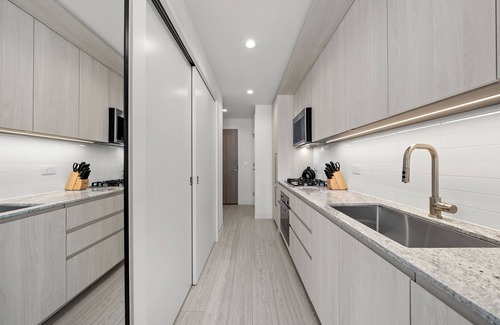 West Loop Appartement | Luxury West Loop Rentals: Modern Suites w/ City Views & Resort Amenities