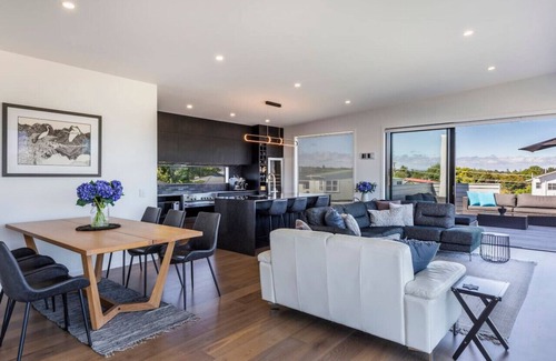 Waipahihi Maison | Luxury with Lake Views