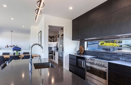 Waipahihi Maison | Luxury with Lake Views