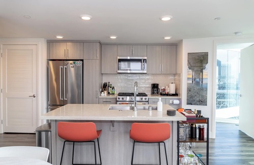 East Village Appartement | Luxury with Views! Across from Conv Center & PetCo! Heated Pool, Spa and Arcade!
