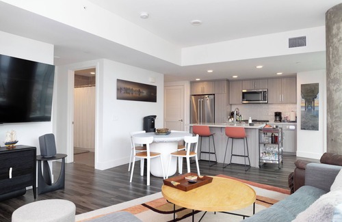 East Village Appartement | Luxury with Views! Across from Conv Center & PetCo! Heated Pool, Spa and Arcade!