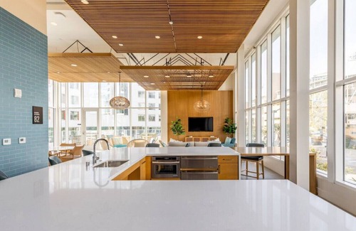 East Village Appartement | Luxury with Views! Across from Conv Center & PetCo! Heated Pool, Spa and Arcade!
