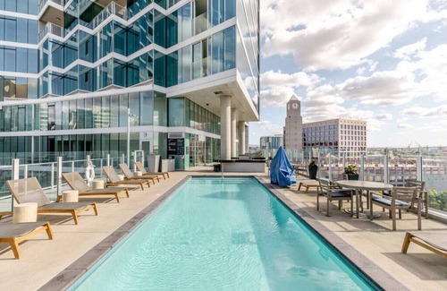 East Village Appartement | Luxury with Views! Across from Conv Center & PetCo! Heated Pool, Spa and Arcade!