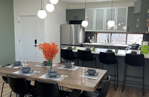 North Central Omaha Maison | LuXury ZeN ZoNE (No Cleaning fee, King size bed).