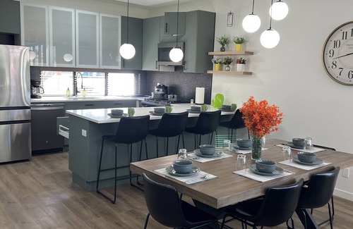 North Central Omaha Maison | LuXury ZeN ZoNE (No Cleaning fee, King size bed).