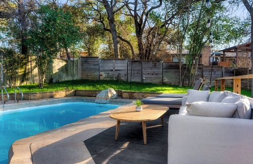Barton Hills Maison | Luxury Zilker Home Pool Hot Tub Kitchen