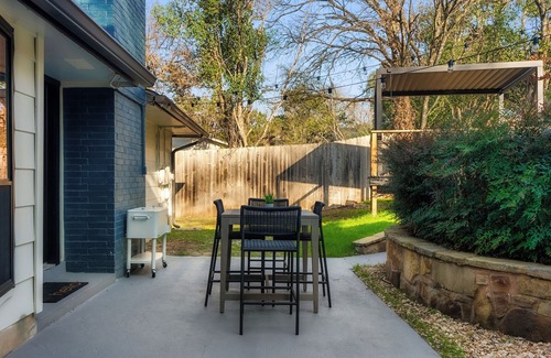 Barton Hills Maison | Luxury Zilker Home Pool Hot Tub Kitchen