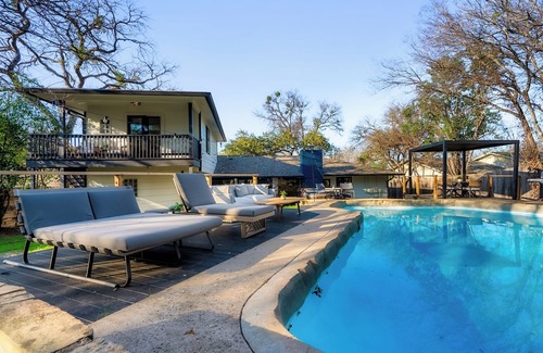 Barton Hills Maison | Luxury Zilker Home Pool Hot Tub Kitchen