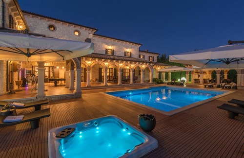 Strpacici Villa | Luxuzna Villa Carolus s grijanim bazenom