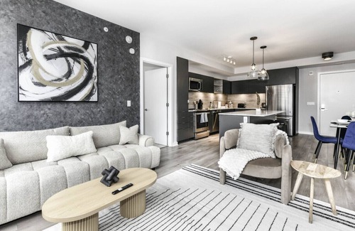Crystal City Appartement | Luxxe 2BR Oasis with Scenic Rooftop & Gym ﻿
