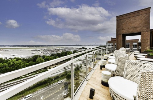 Crystal City Appartement | Luxxe 2BR Oasis with Scenic Rooftop & Gym ﻿