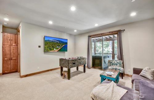 Kingswood Estates Maison | Lx22 Lake Tahoe north shore 4 bed cabin hot tub