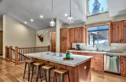 Kingswood Estates Maison | Lx22 Lake Tahoe north shore 4 bed cabin hot tub